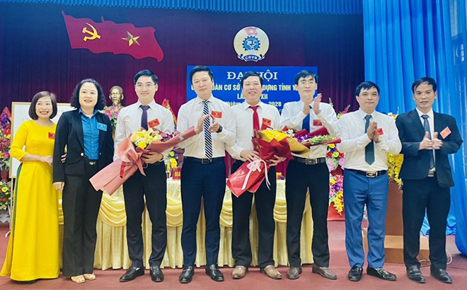 Các đồng chí lãnh đạo Sở Xây dựng tặng hoa chúc mừng thành công Đại hội Công đoàn cơ sở Sở Xây dựng lần thứ XII, nhiệm kỳ 2023 - 2028.